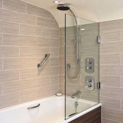 Fixed panel glass on bathtub
